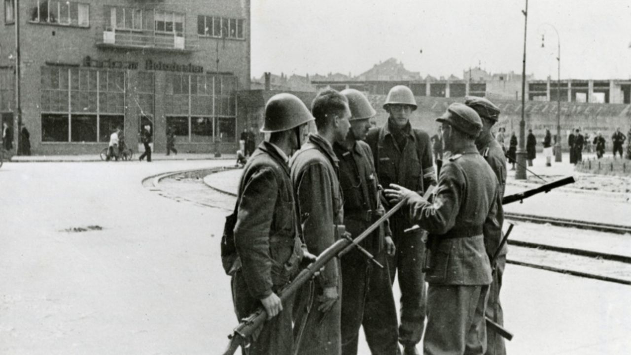 Militairen van de Wehrmacht in Amsterdam worden door BS'ers gedwongen terug naar hun hoofdkwartier te gaan (foto: NIMH).