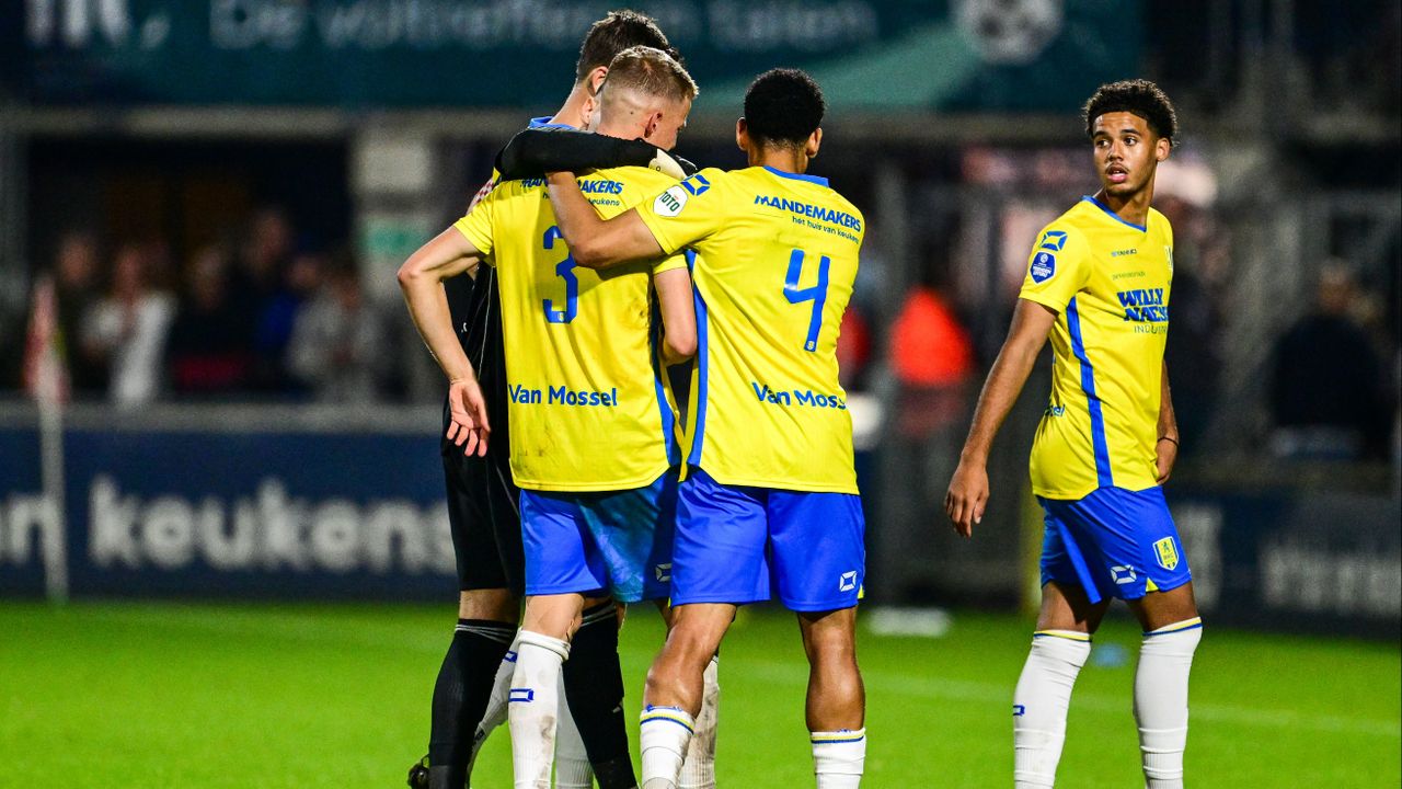 RKC-spelers huilen en zijn enorm aangeslagen door de toestand van hun keeper (foto: ANP/Olaf Kraak).