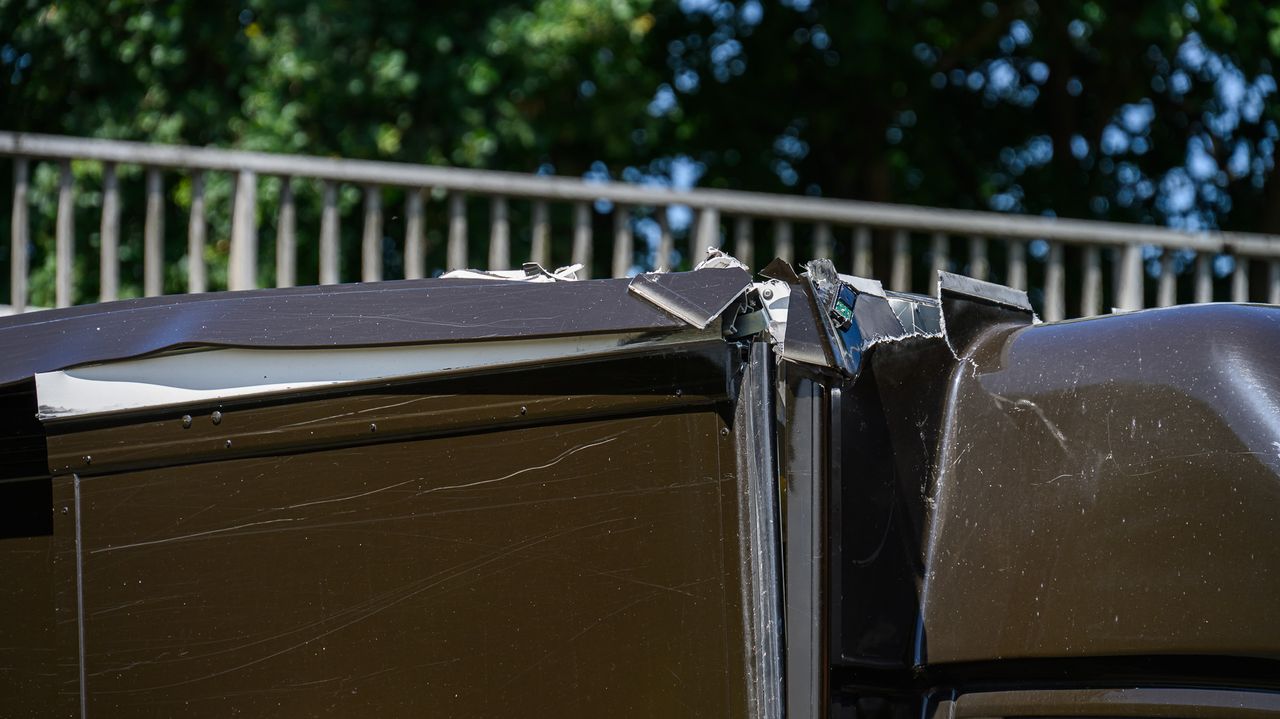 UPS bus rijdt tegen te lage brug (foto: Tom van der Put / Persbureau Heitink).