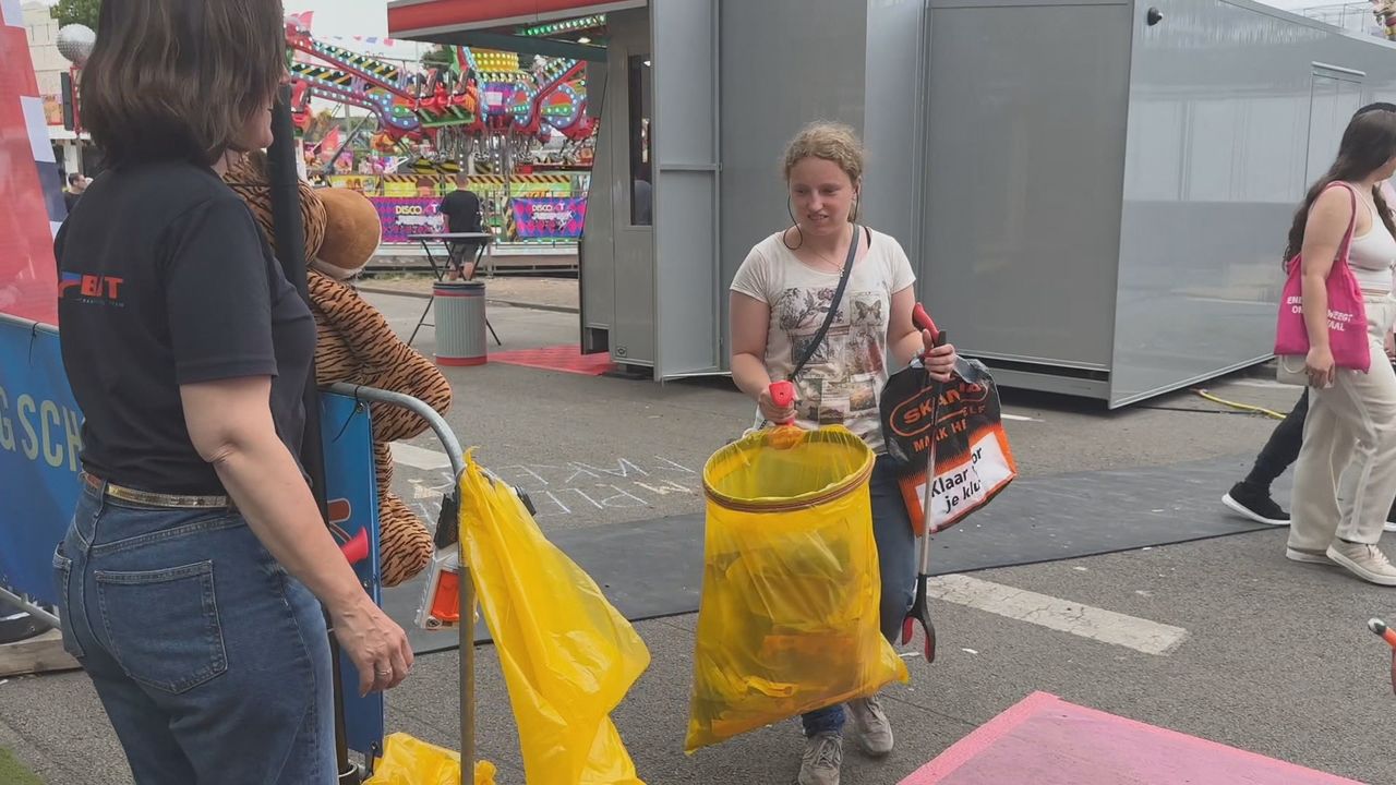 Inge heeft een volle zak afval ingezameld (foto: Thijs den Ouden).