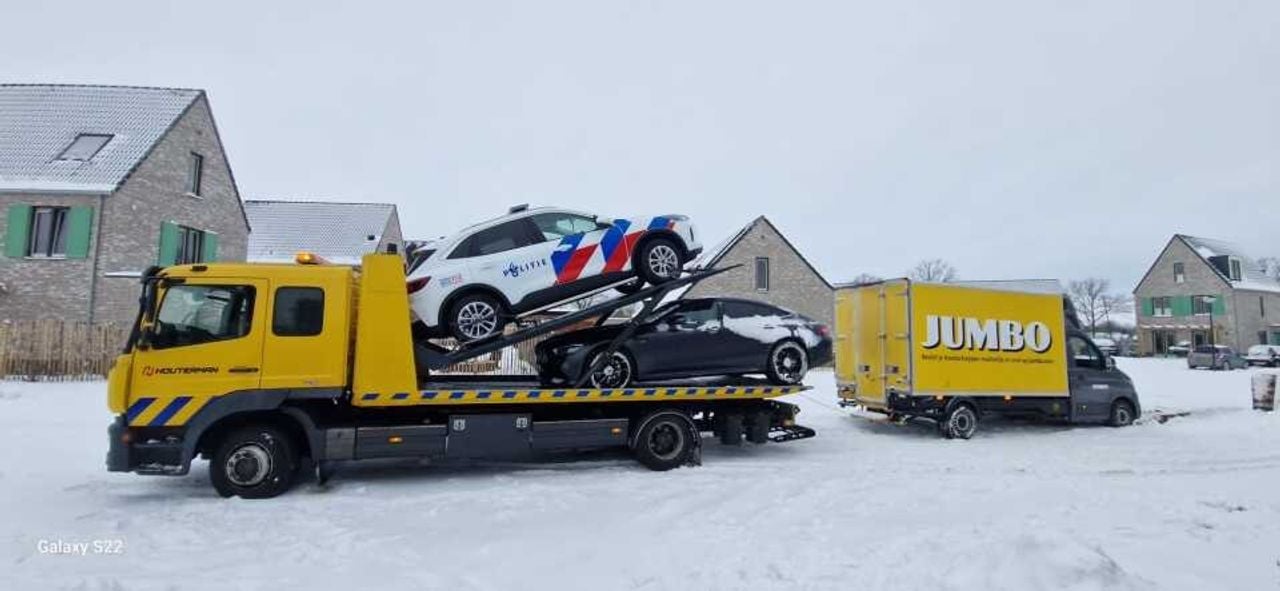 Ook deze bus moet met een takelwagen uit de greppel getrokken worden (Foto: Privéarchief.)