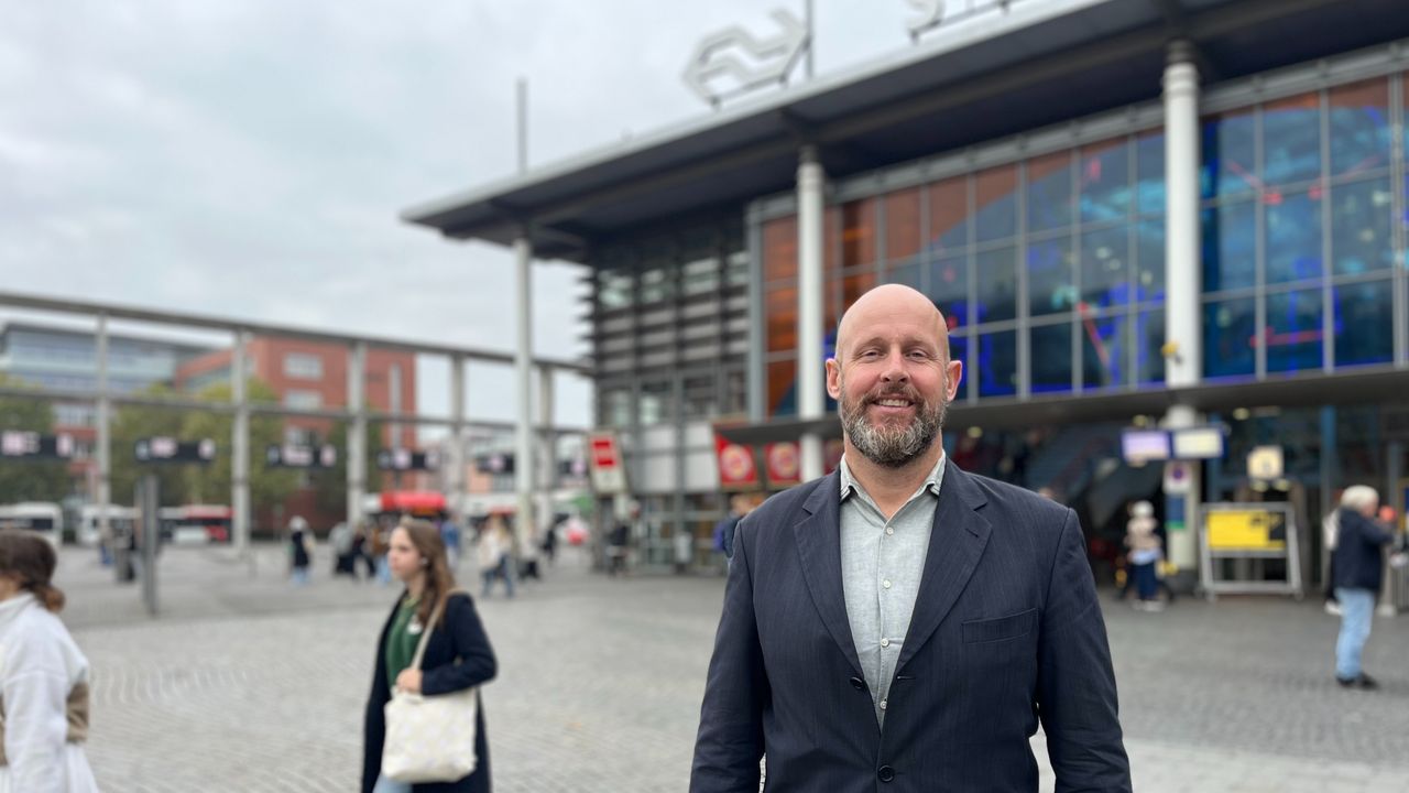 Wethouder Rick Vermin gaat mede namens de gemeente over de verbouwplannen (foto: Megan Hanegraaf).