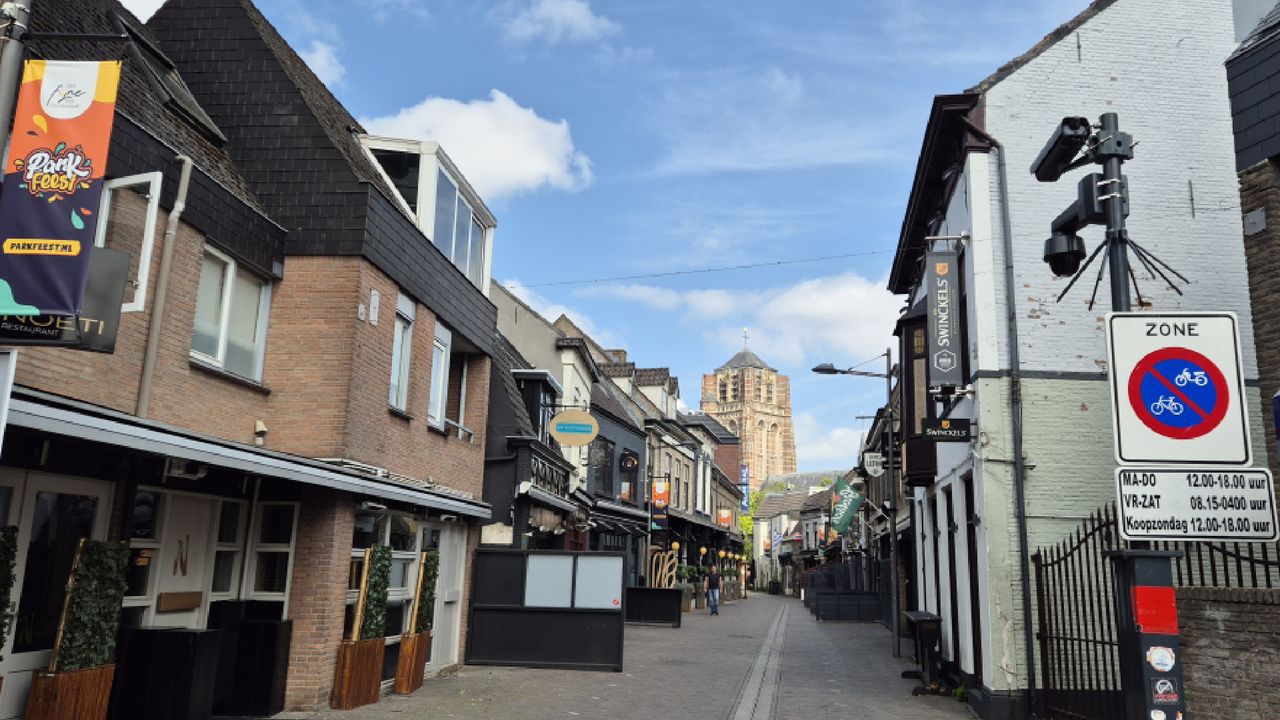  Tijdens uitgaansuren op vrijdag en zaterdag kijkt de politie naar live camerabeelden van de Klappeijstraat (foto: Niek de Bruijn)
