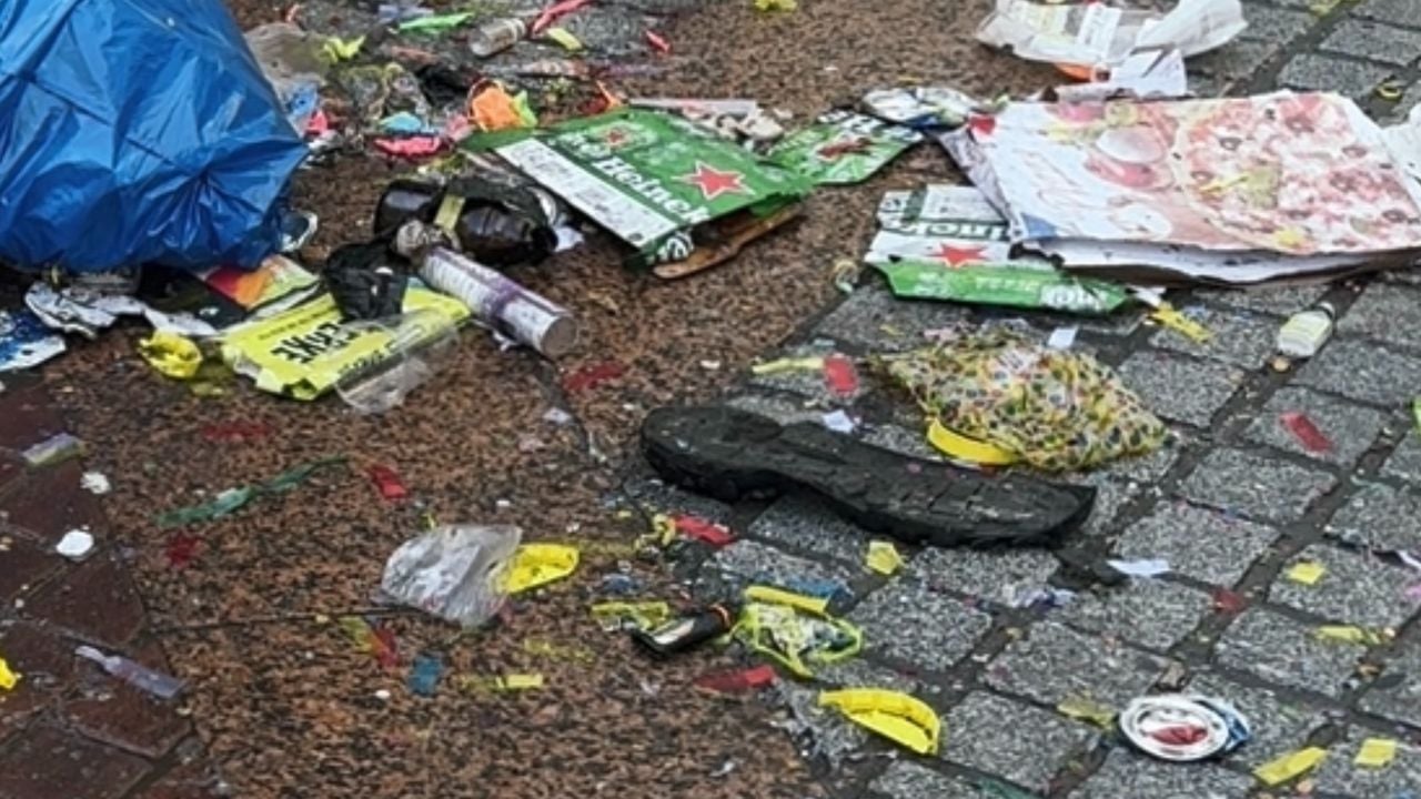 Een verloren schoenzool tussen de carnavalsrommel (foto: Jan Peels).