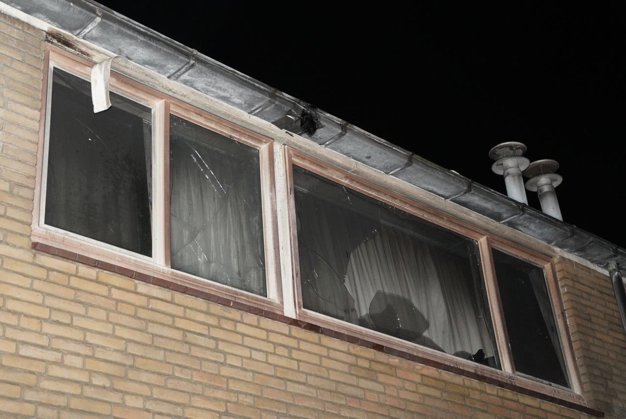 Verschillende ramen van het huis aan de Bredastraat in Den Bosch sprongen (foto: Bart Meesters).