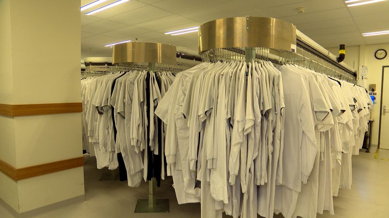 De kledinguitgifte in de kelder van het Catharina Ziekenhuis in Eindhoven (foto: Omroep Brabant).