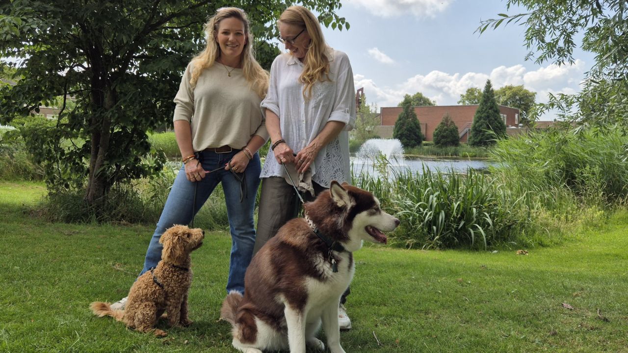 Ingrid (links) en Nicole met hun honden in het vijverpark in Nieuwendijk (foto: Niek de Bruijn).