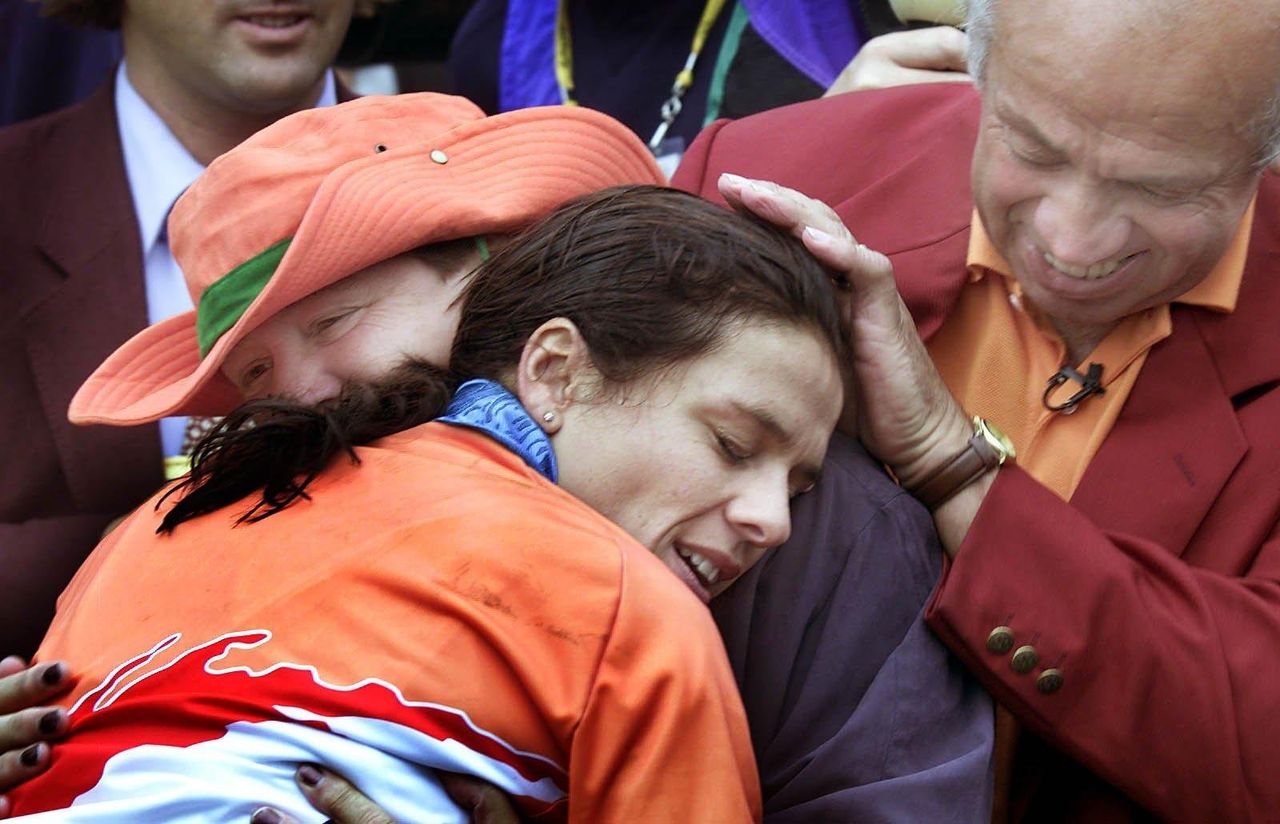 Leontien van Moorsel in de armen van haar ouders na het winnen van een gouden medaille (foto: ANP).