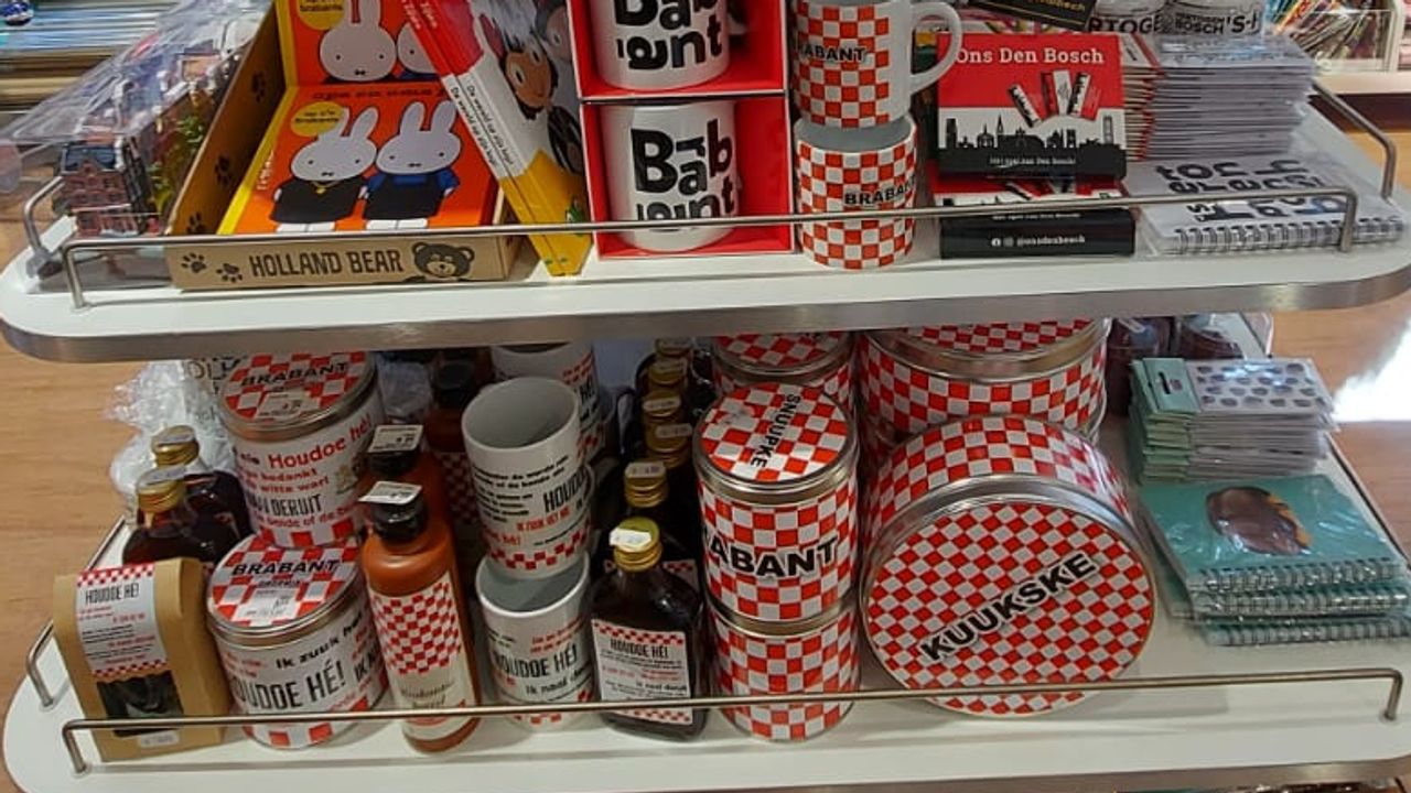 Volle schappen met souvenirs in Den Bosch (foto: Maaike Neuféglise).