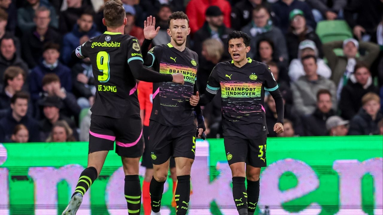Ivan Perisic viert een feestje na de 0-2 tegen FC Groningen. (Foto: Pieter van der Woude/Orange Pictures)
