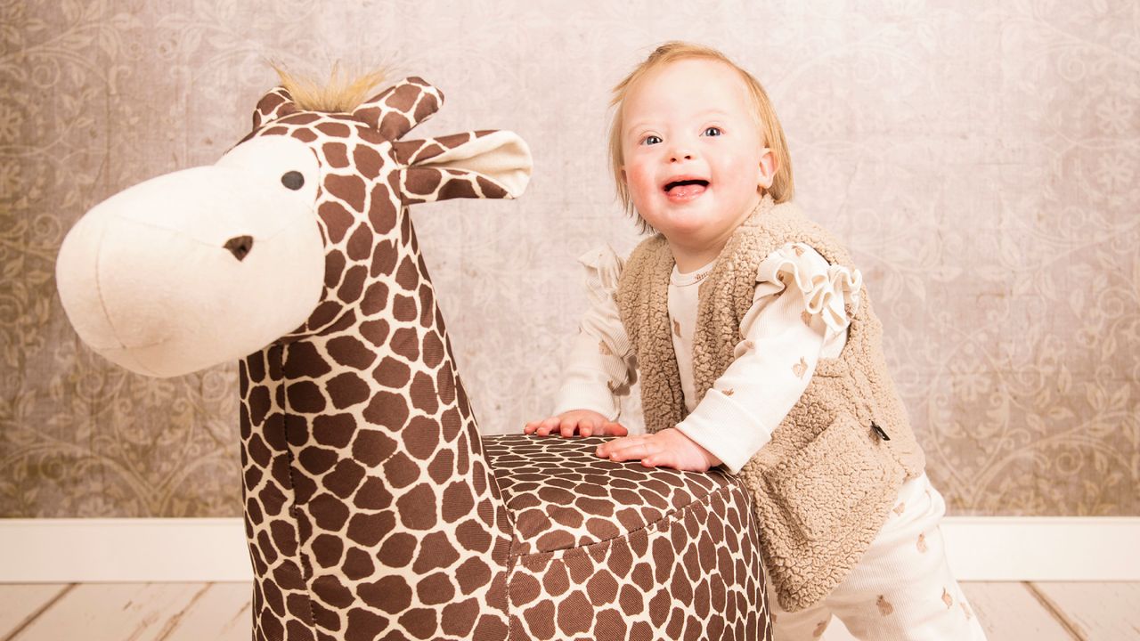 Met een voetbaltoernooi wordt geld ingezameld om meer bewustwording te creëren voor kinderen met het syndroom van Down, zoals Bibi (foto: Bianca Dijck)