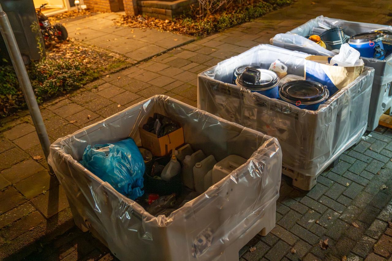 De politie was tot laat bezig met het ontmantelen van het Eindhovense drugslab (foto: Dave Hendriks/SQ Vision).