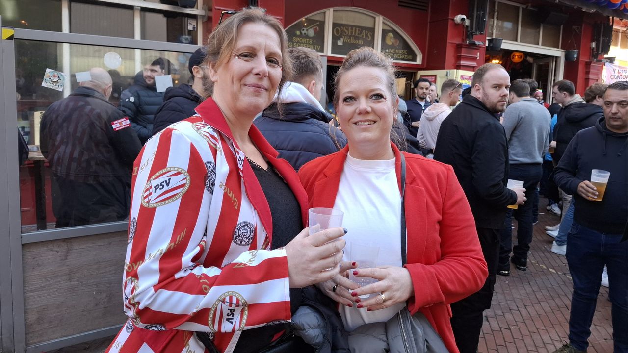 Miranda en Mandy voor de pub met Arsenal-supporters. (Foto: Leon Voskamp)