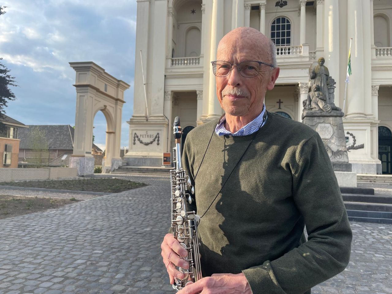 Wim de Vet speelt de Pauselijke Hymne op zijn saxofoon in Oudenbosch (foto: Erik Peeters/Omroep Brabant). 