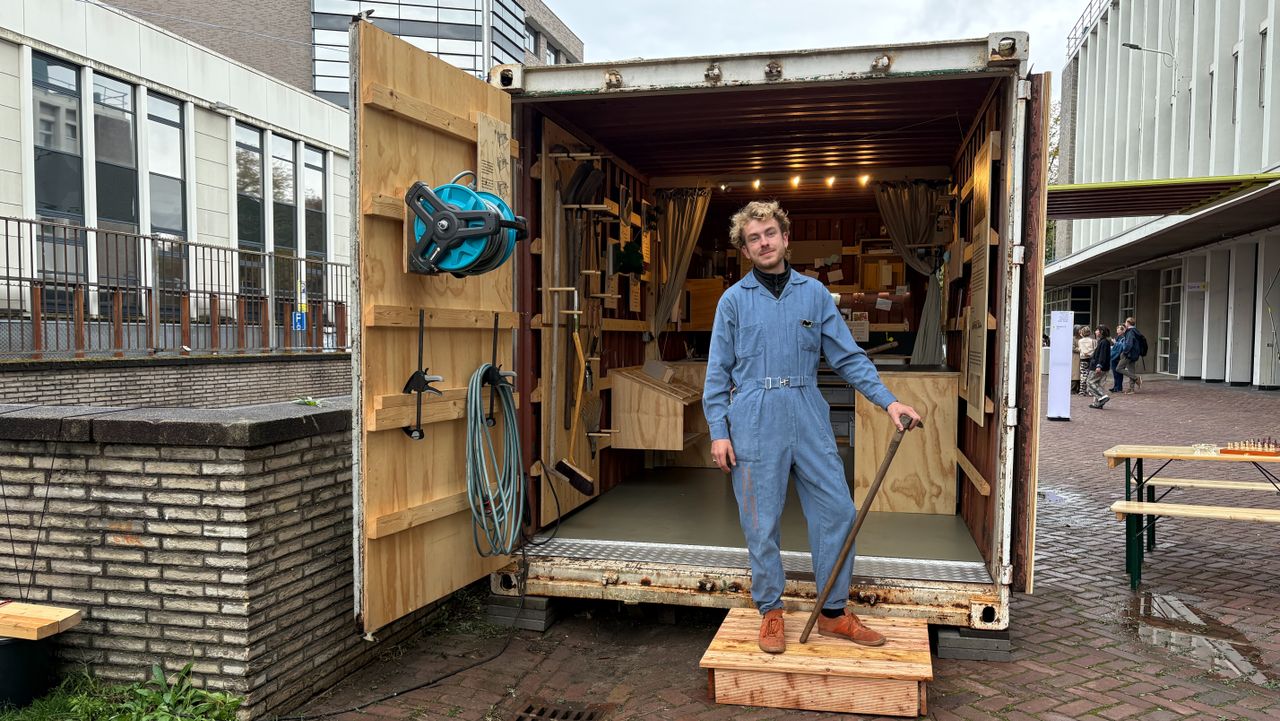 Benjamin Otto Dikmans bij zijn zeecontainer met tuinspullen (foto: Rogier van Son).