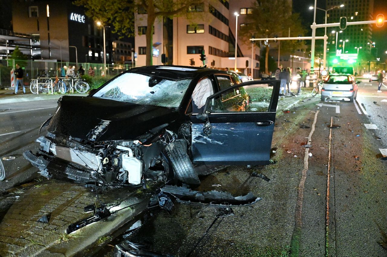 Vanwege de botsing werd de Tilburgse Spoorlaan een tijd lang afgesloten voor stadsbussen en het overige verkeer (foto: Toby de Kort/SQ Vision).