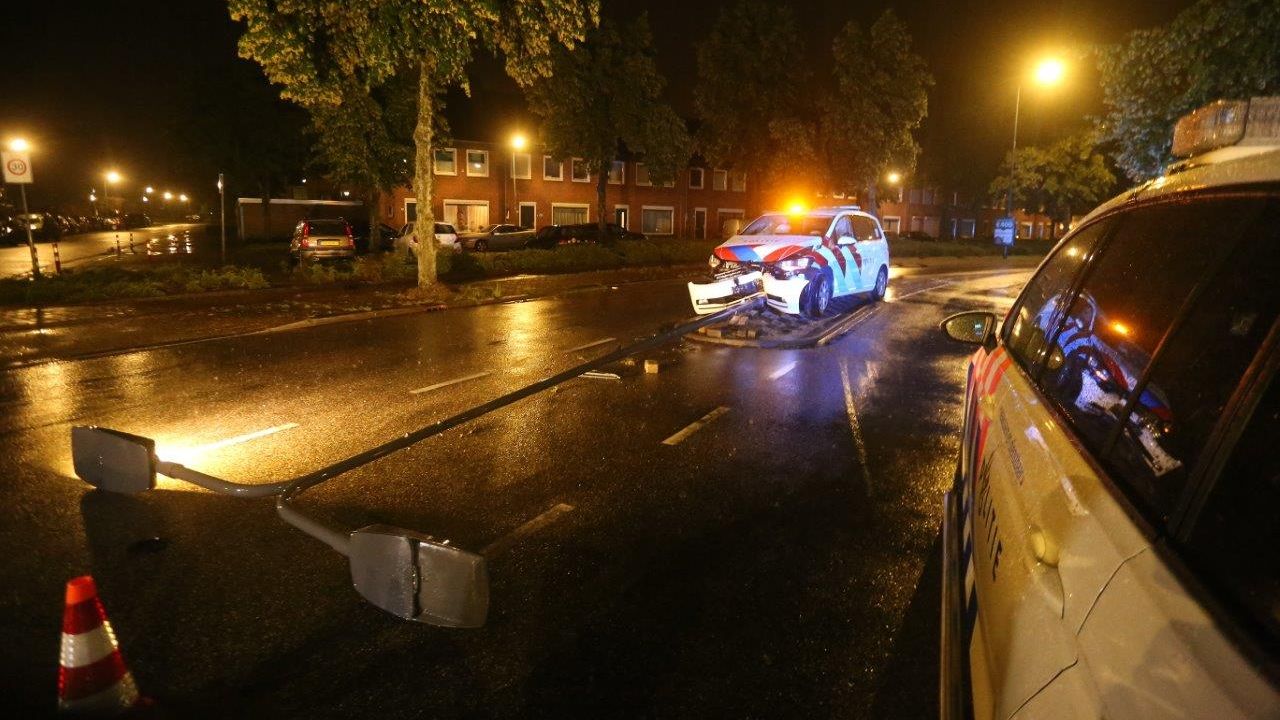 De politieauto ramde de lantaarnpaal in Den Bosch (foto: Bart Meesters).