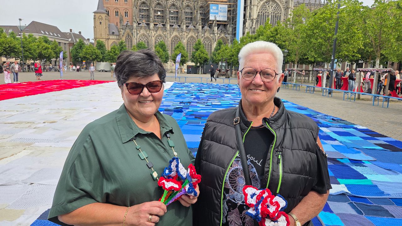 Wilma en Nellie bij de Nederlandse vlag (foto: Noël van Hooft).
