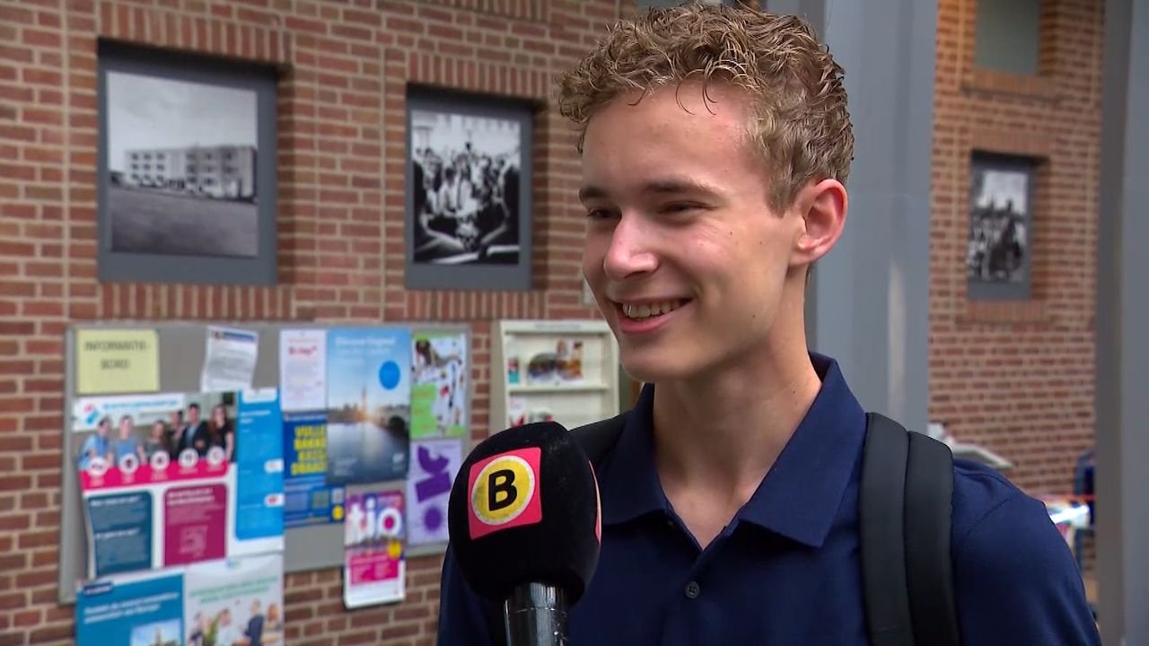 Glimlachend naar de wiskundeles.