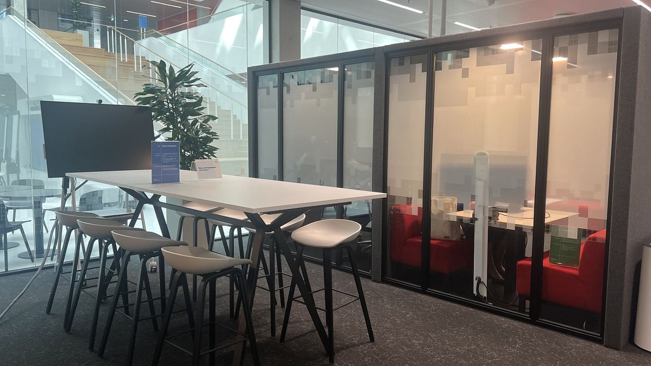 Twee cabines waar personeel zich kan terugtrekken om in stilte te werken (foto: ASML).