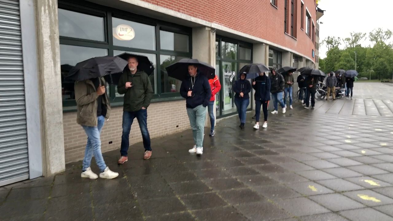 Lange rijen bij het NAC-stadion voor de spoedteststraat. voor evenementen.