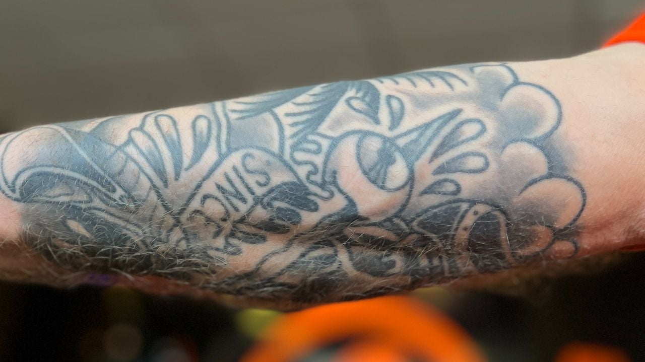 De tatoeage met een mes door een oog (foto: Rogier van Son).