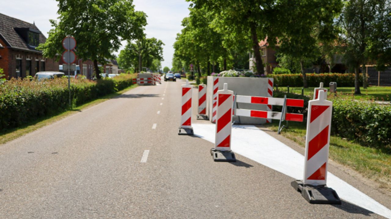 De bakken zijn zo hoog dat je tegenliggers niet meer ziet aankomen. (Foto: Tim Huisman)