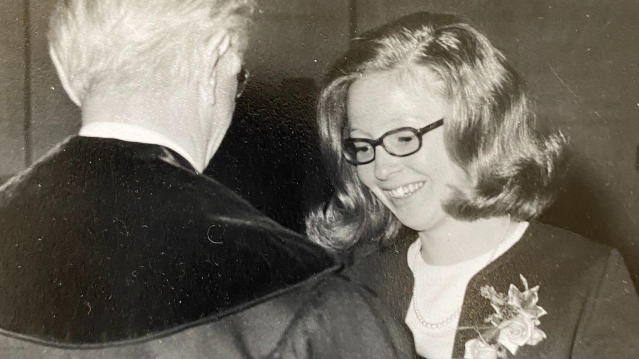 Joke tijdens haar diploma-uitreiking in 1971 