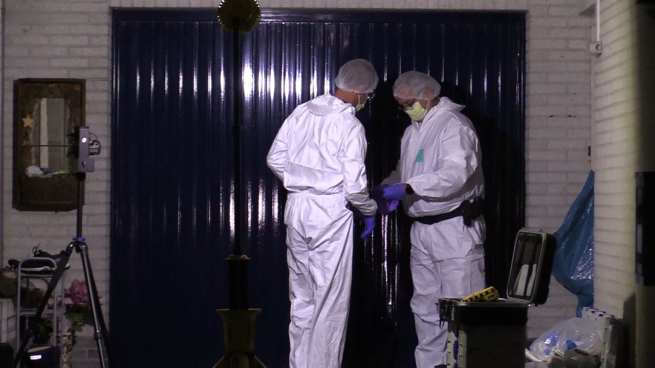 Onderzoek bij het huis van De Vlieger (archieffoto).