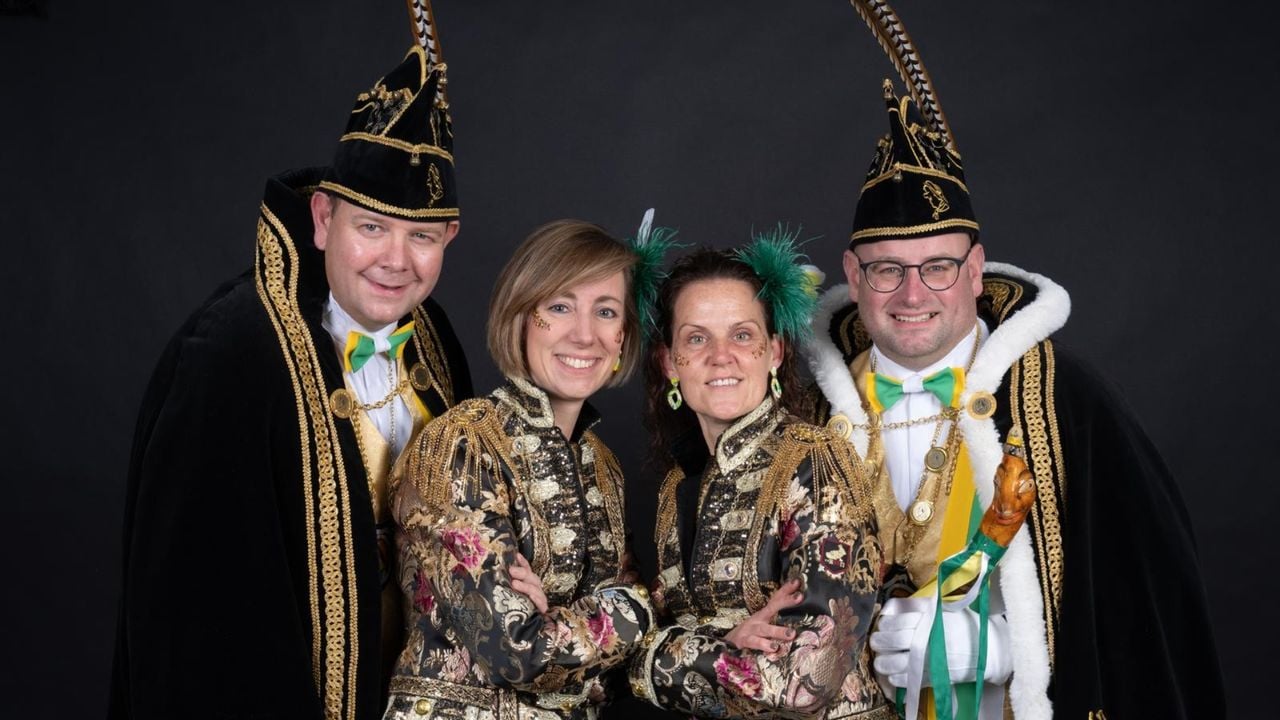 Prins Bram d'n Urste (rechts). Samen met zijn adjudant Stefan Kooijmans en hofdames Marleen Verhoeven en Daisy de la Cousine (foto: Schorsbos).