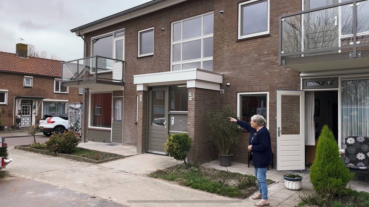 Anny wijst het huis aan waar de gasexplosie plaatsvond (foto: Jan Peels)