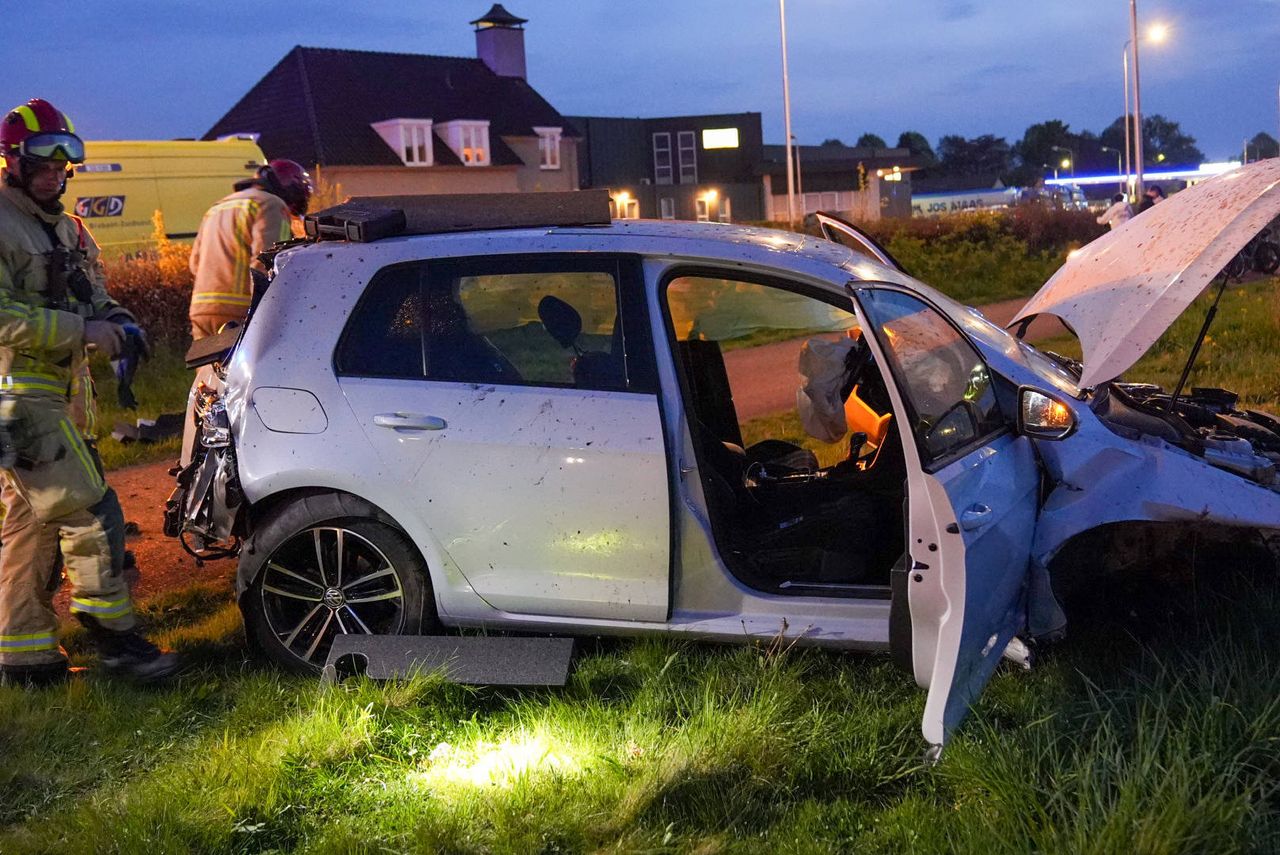 De auto is van de weg geraakt (foto: Harrie Grijseels/Persbureau Heitink).