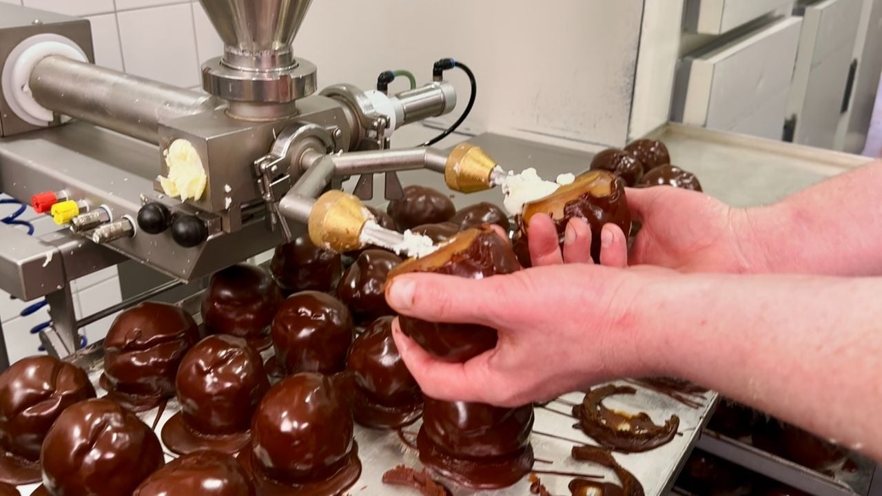 De Bosschebollen worden per twee gevuld met slagroom (foto: Jan Peels)
