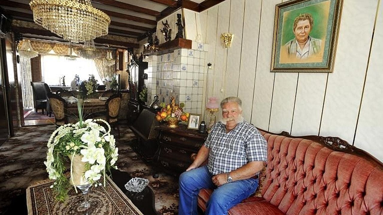 Tinus in zijn huis aan het Visserijplein, aan de muur hangt zijn grote liefde Trien (foto: Kevin Rovers).