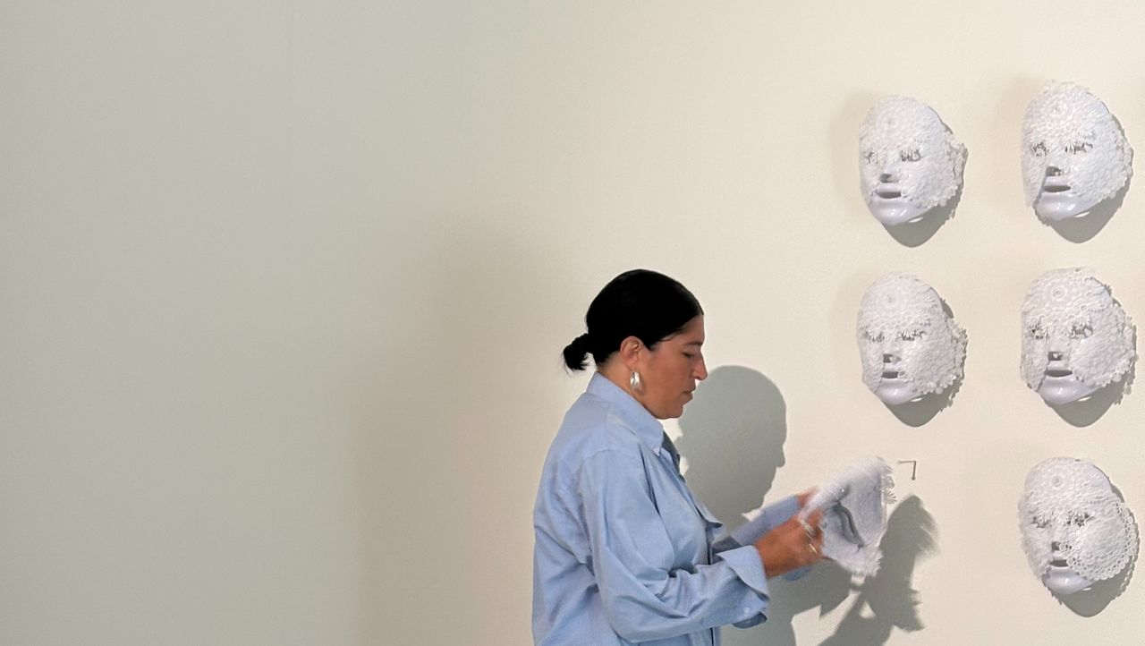 Alba Zari stoft een van de werken af voor de bezoekers komen (foto: Loïs Verkooijen). 