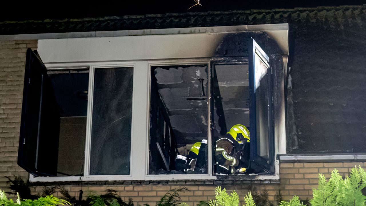 Hoe de brand aan de Elsbeemd in Oosterhout kon ontstaan, wordt onderzocht (foto: Marcel van Dorst/Eye4Images).