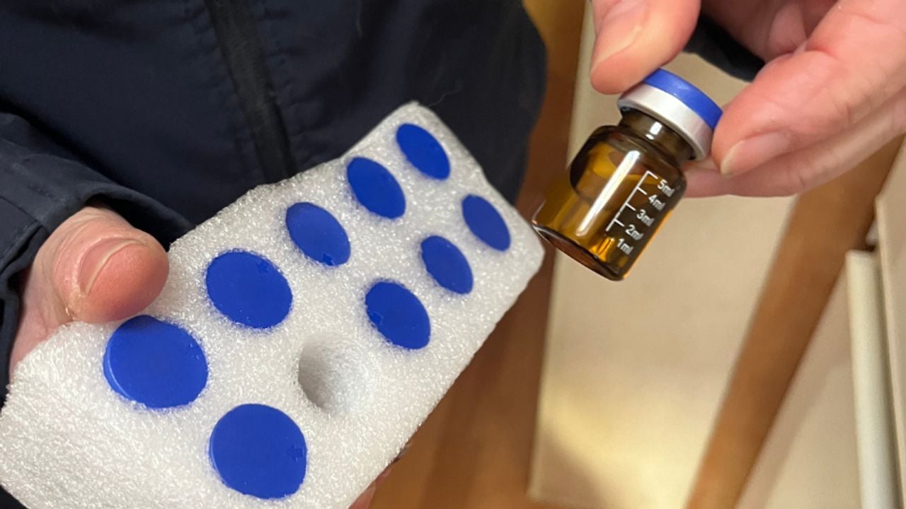 Tijdens de controle vond de inspectiedienst in een medicijnkast het verboden middel SAK.(foto: Landelijke Inspectiedienst Dierenwelzijn).