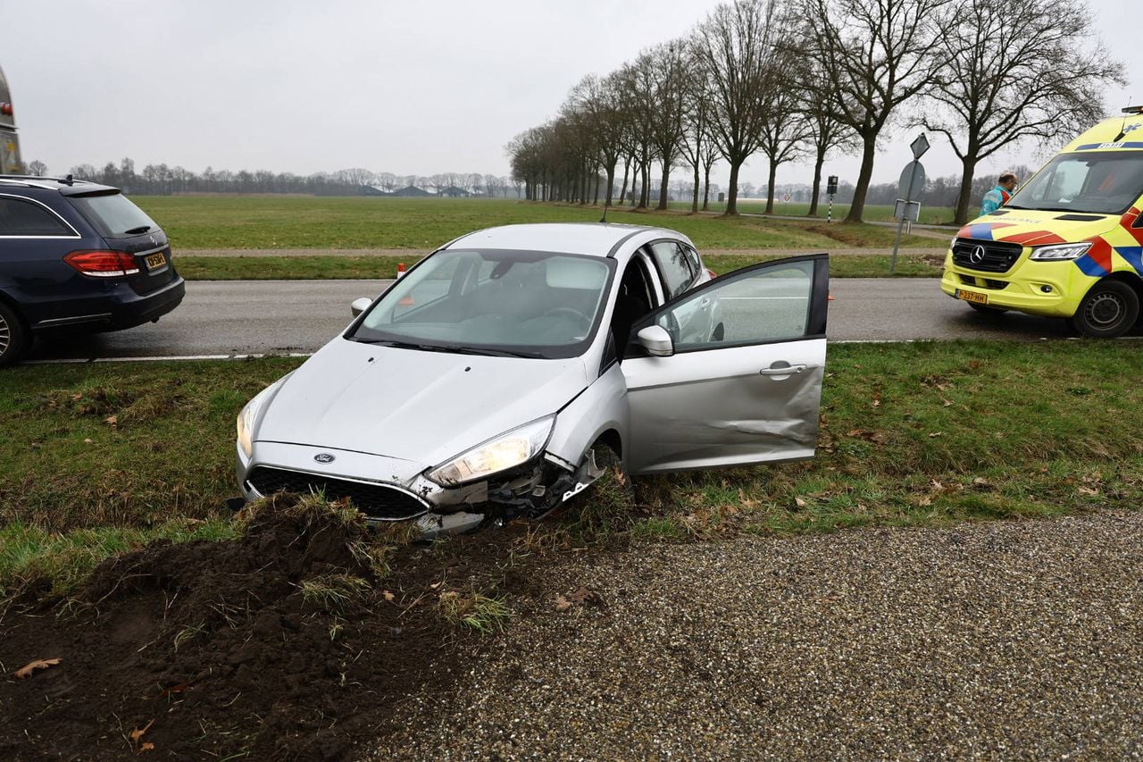 De auto belandde in de sloot (foto: SK-Media/Persbureau Heitink).