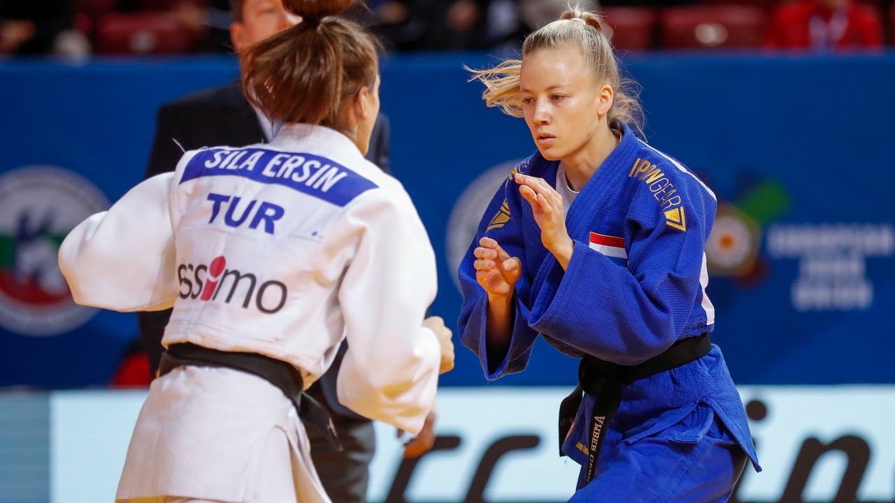 Amber Gersjes (rechts) op het EK in 2022. (Foto: Nikola Krstic/Orange Pictures)