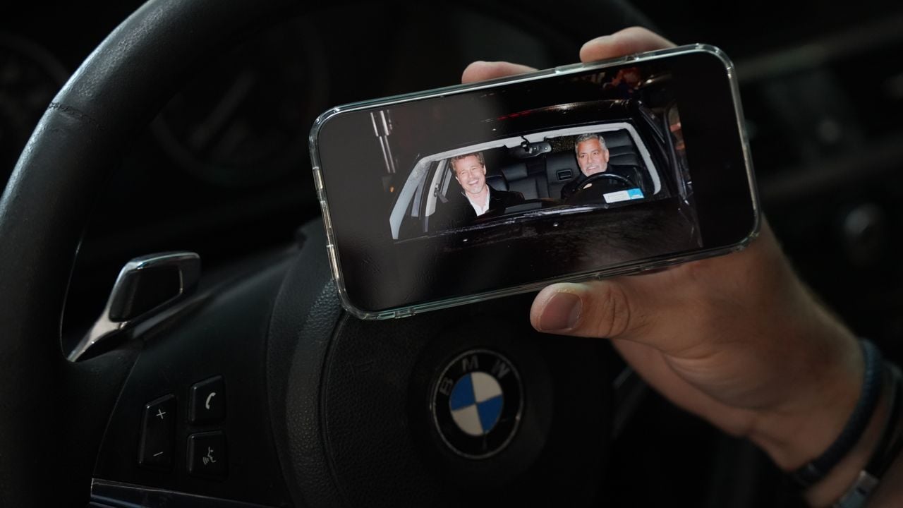Brad Pitt en George Clooney tijdens de opnames in de BMW die nu van Max is (foto: Rochelle Moes).