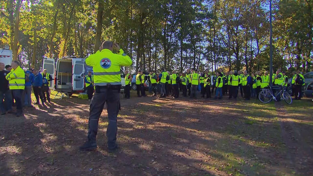 Vrijwilligers Veteranen Search Team verzamelen zich
