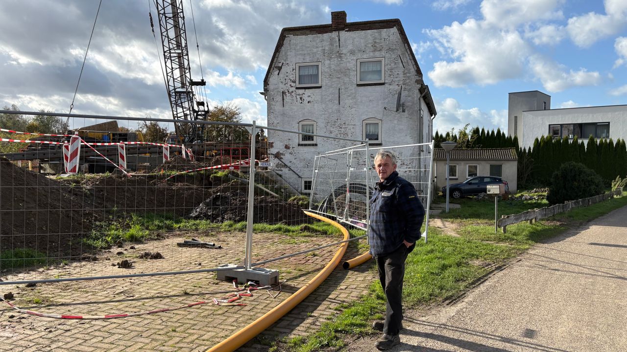 De bouwkraan stond voor het huis van Piet omdat de dijk versterkt wordt.