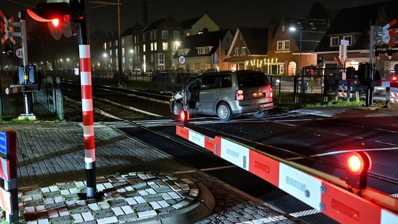Auto midden op het spoor (foto: Toby de Kort/SQ Vision).