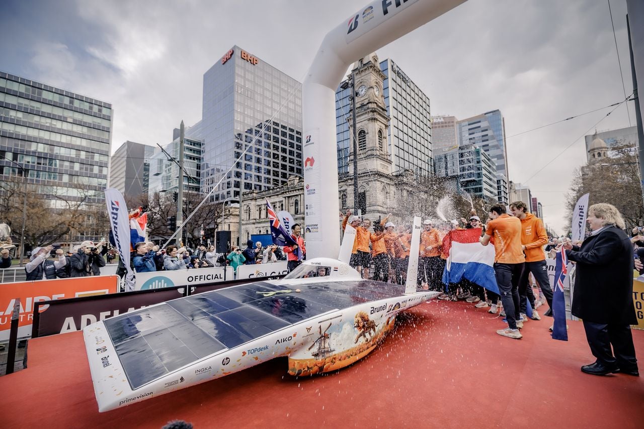 De Brabanders met het Brunel Solar Team na de finish (foto: Jorrit Lousberg).