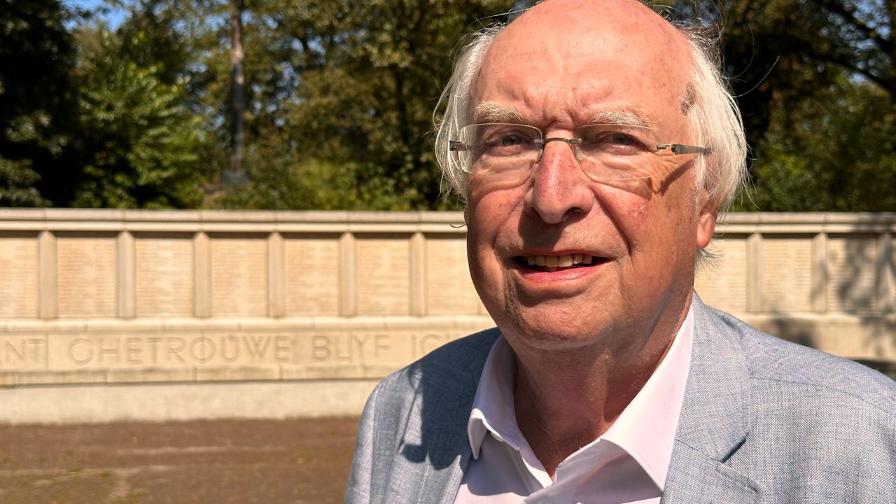 Ad van Liempt voor het herdenkingsmonument op de fusilladeplaats in Vught (foto: Jan Peels)