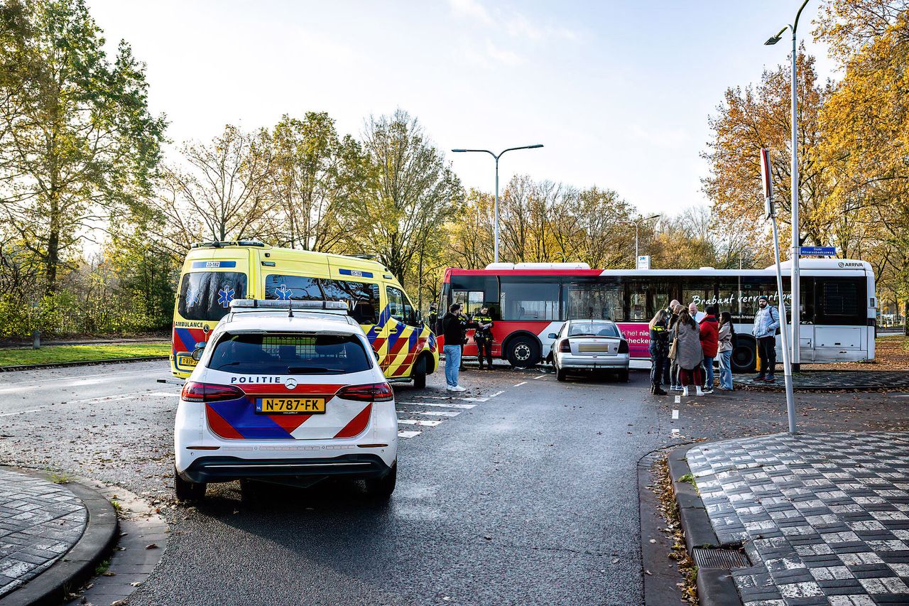 De bestuurder van de stadsbus zou de automobilist over het hoofd hebben gezien (foto: Jack Brekelmans/SQ Vision).