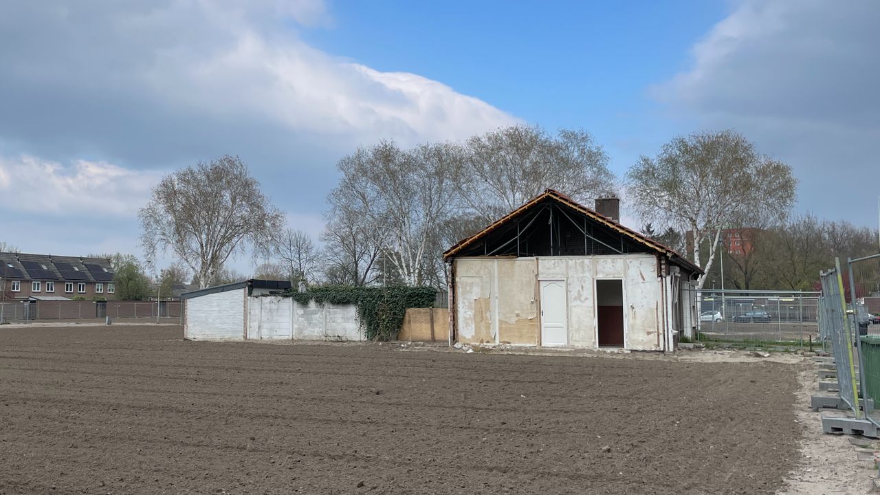 Een stukje van het huis van de buren bleef ook staan (foto: Rogier van Son).