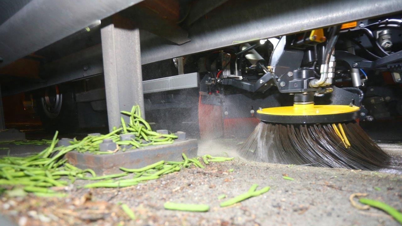 Met een veegwagen werden de boontjes van de A65 gehaald (foto: Bart Meesters). 