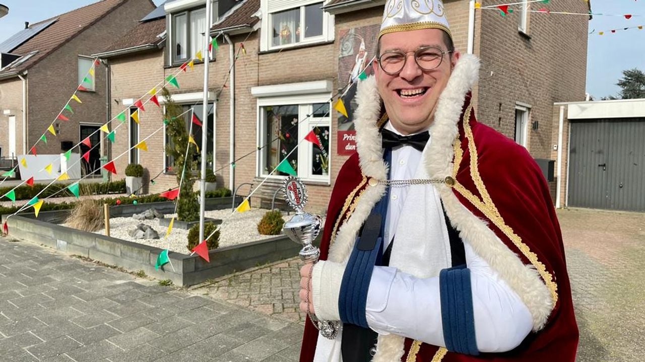 Prins Huib dun Irste zit tot zijn schouder in het gips (foto: Erik Peeters).