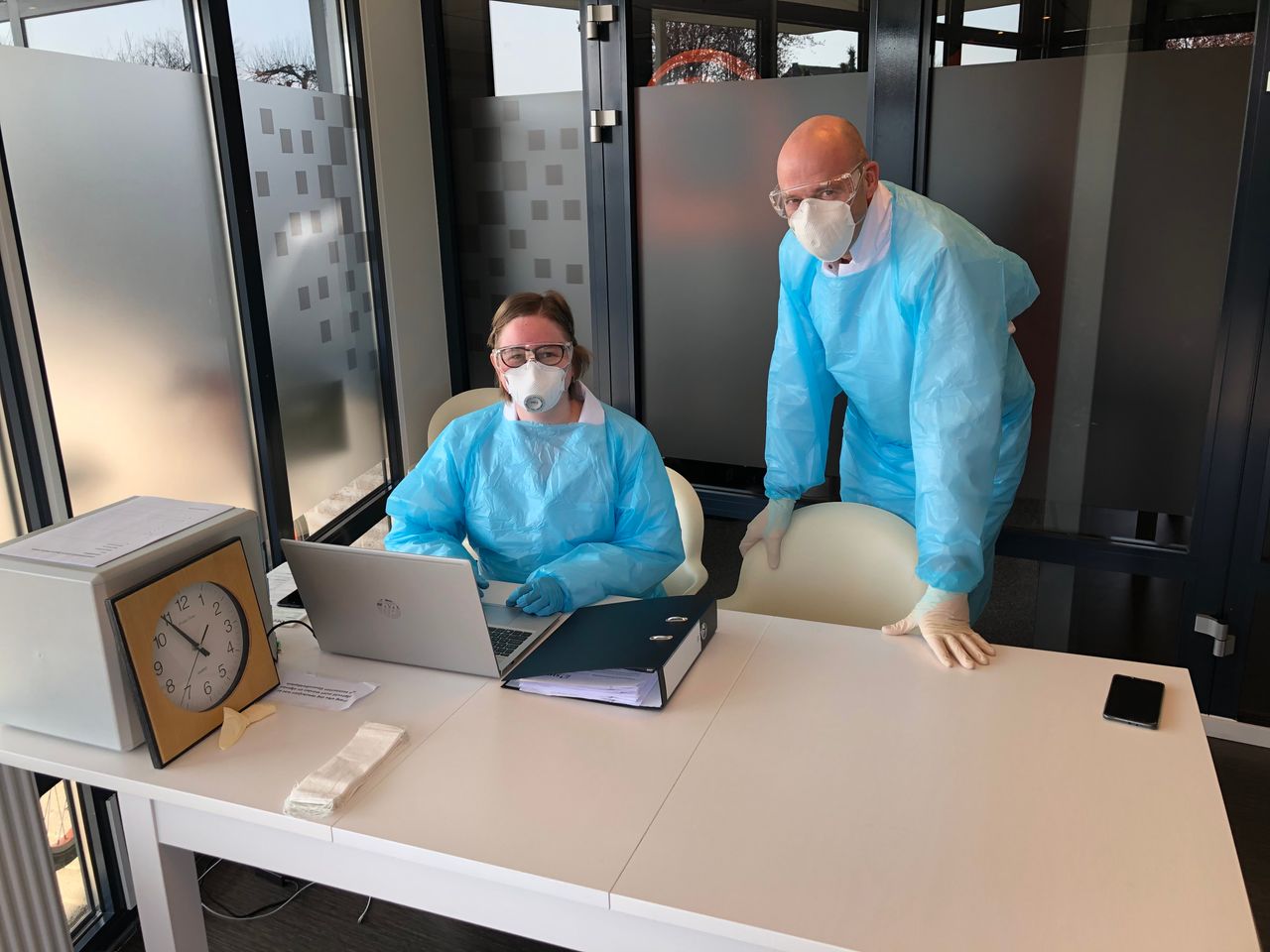 Verpleegkundig specialisten Ingeborg van Zandvoort en Jos Gielissen tijdens het coronaspreekuur in Deurne.